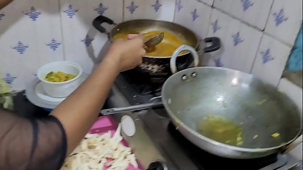 18 साल की फूल जैसी नाजूक कामवाली लड़की को मालिक ने किचन मे लेके अच्छे से चोदा